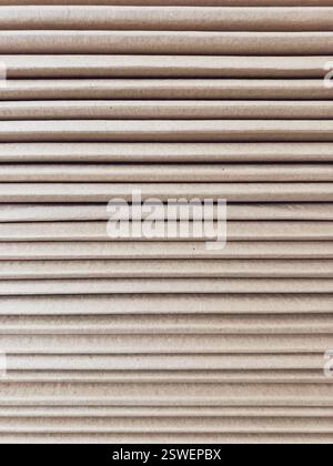 Vue latérale d'un carton ondulé. Les boîtes en carton sont pliées sur une palette. Les feuilles de carton ondulé sont une par une. Banque D'Images