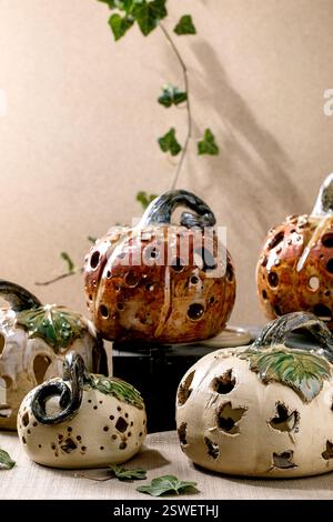 Décorations d'Halloween citrouilles en céramique fabriquées à la main Banque D'Images
