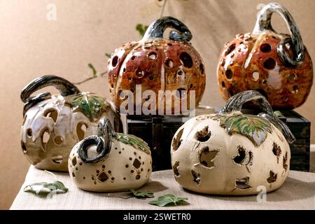 Décorations d'Halloween citrouilles en céramique fabriquées à la main Banque D'Images