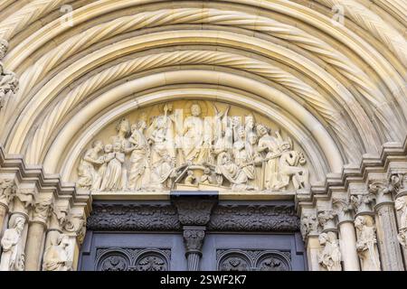 Groupe de figures du jugement dernier avec Christ comme juge du monde sur le portail du prince à la cathédrale, Bamberg, Bavière, Allemagne, Europe Banque D'Images