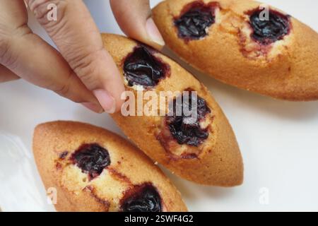 Muffins faits maison remplis de confiture de baies sur une assiette blanche Banque D'Images