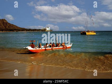 Bateau Outrigger, touristes, vacanciers, baigneurs. Plage de Waikiki, île d'Oahu, Hawaï, États-Unis, Amérique du Nord Banque D'Images