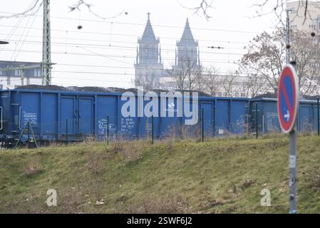 Des wagons bleus de fret sont debout sur une voie ferrée, chargés de charbon, la cathédrale est visible dans le fond, Magdebourg, Saxe-Anhalt, Allemagne, Banque D'Images