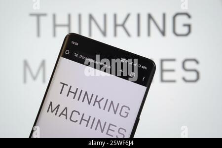 Dhaka, Bangladesh- 19 février 2025 : Thinking machines Lab page d'accueil sur l'écran du smartphone. Thinking machines Lab est une recherche en intelligence artificielle Banque D'Images