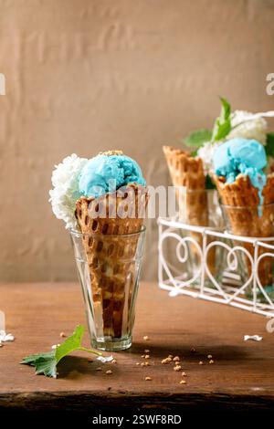 Crème glacée turquoise en cornets gaufrés Banque D'Images