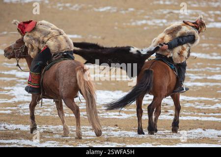 Les chasseurs d'aigle participent à une compétition de lutte traditionnelle Banque D'Images