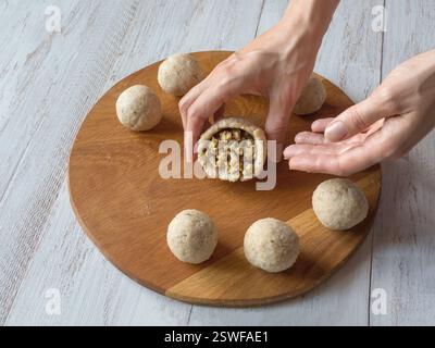 Kibbeh cru. Cuisson de l'apéritif à la viande arabe Kibbeh. Kibbeh arabe traditionnel avec agneau et pignons de pin. Banque D'Images