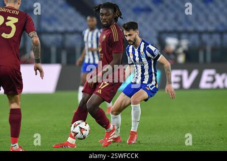 Rome, Italie. 20 février 2025. Manu Kone de L'AS Roma (G) et Fabio Vieira du FC Porto (d) vus en action lors des éliminatoires de la phase d'élimination de l'Europa League entre L'AS Roma vs FC Porto au stade olympique. Score final Roma 3 : 2 FC Porto (photo de Mattia Vian/SOPA images/Sipa USA) crédit : Sipa USA/Alamy Live News Banque D'Images