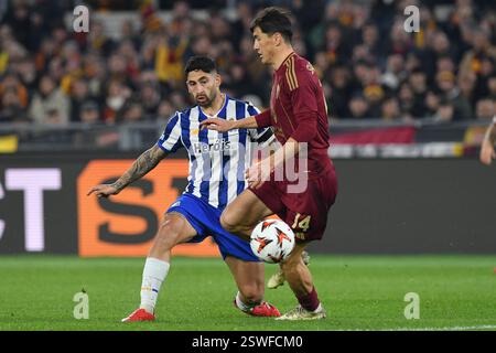 Rome, Italie. 20 février 2025. Fabio Vieira du FC Porto (l) et Eldor Shomurodov de L'AS Roma (R) vus en action lors des éliminatoires de la phase d'élimination de la Ligue Europa League entre L'AS Roma vs FC Porto au stade olympique. Score final Roma 3 : 2 FC Porto (photo de Mattia Vian/SOPA images/Sipa USA) crédit : Sipa USA/Alamy Live News Banque D'Images