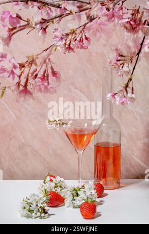Concept de cocktail fraise en verre martini Banque D'Images