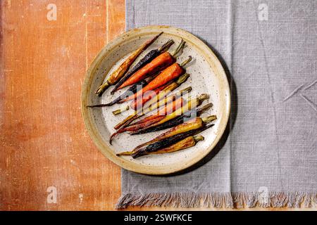 Carottes grillées de différentes couleurs sur une plaque en céramique Banque D'Images