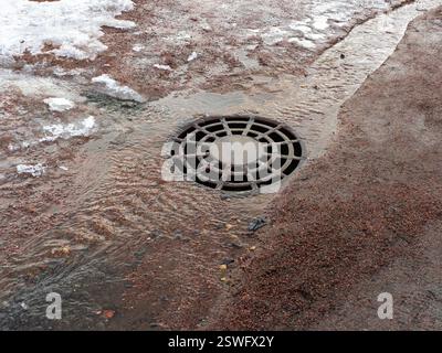 Trappe, système de drainage au printemps. Banque D'Images