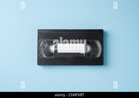 Vue de dessus de la vieille bande vidéo VHS sur fond bleu Banque D'Images