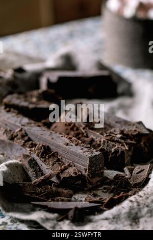 Ingrédients pour faire une boisson au chocolat chaud noir Banque D'Images