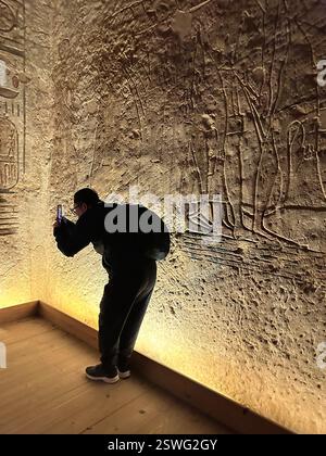 Silhouette d'un homme prenant une photo au Grand Temple d'Abu Simbel, Egypte Banque D'Images