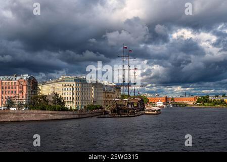 Saint-Pétersbourg. Paysage spectaculaire sur la rivière Neva. Banque D'Images
