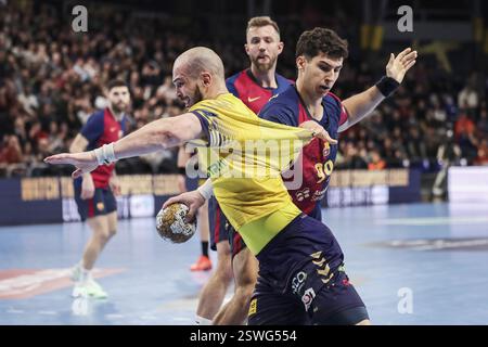 Artsem Karalek d'Industria Kielce et Javier Rodriguez du FC Barcelone lors de la Ligue des Champions de l'EHF, phase de groupes, match de handball entre le FC Barcelone et Industria Kielce le 20 février 2025 au Palau Blaugrana de Barcelone, Espagne Banque D'Images