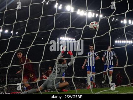Rome. 20 février 2025. Paulo Dybala (G) de Roma marque son premier but lors du match de football de l'UEFA Europa League entre Roma et Porto à Rome, Italie, le 20 février 2025. Crédit : Augusto Casasol/Xinhua/Alamy Live News Banque D'Images