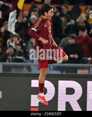 Rome. 20 février 2025. Paulo Dybala Roma célèbre son premier but lors du match de football de l'UEFA Europa League entre Roma et Porto à Rome, Italie, le 20 février 2025. Crédit : Augusto Casasol/Xinhua/Alamy Live News Banque D'Images