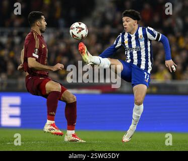 Rome. 20 février 2025. Zeki Celik (G) de Roma affronte Pepe de Porto lors du match de football de l'UEFA Europa League entre Roma et Porto à Rome, Italie, le 20 février 2025. Crédit : Augusto Casasol/Xinhua/Alamy Live News Banque D'Images