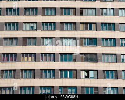 La façade d'un nouveau bâtiment résidentiel moderne de plusieurs étages. Banque D'Images