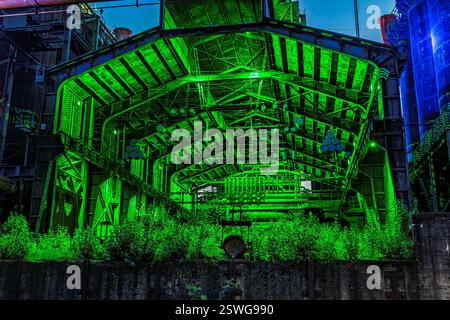 Partie illuminée de la ruine du moulin à acier dans le Landschaftspark Duisburg-Nord. Banque D'Images