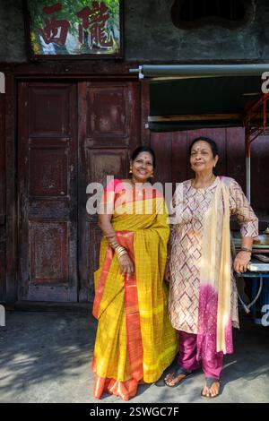 Penang, Georgetown - 8 février 2025 : scène de rue portrait de deux dévots de femme hindou tamoule vêtus de sari traditionnel pendant la célébration de Thaipusam Banque D'Images