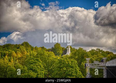 Vilnius. Trois croix. Trois croix - l'un des sites de Vilnius ; un monument sous la forme de trois croix en béton blanc. Banque D'Images