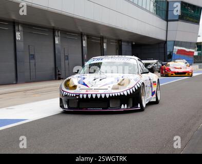 John Clonis au volant d'une Porsche 996 GT3 RS blanche, 2001, lors de la démonstration des légendes de l'Endurance des années 90 au Silverstone Classic 2016 Banque D'Images