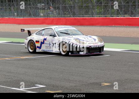 John Clonis au volant d'une Porsche 996 GT3 RS blanche, 2001, lors de la démonstration des légendes de l'Endurance des années 90 au Silverstone Classic 2016 Banque D'Images