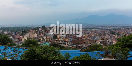 Paysage urbain de la ville vu de la colline avec le temple Swayambhunath à Katmandou, Népal Banque D'Images