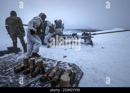 Photo non datée émise par le ministère de la Défense des Commandos de l'armée charger un obusier de 105MM en Norvège. Date d'émission : vendredi 21 février 2025. Banque D'Images