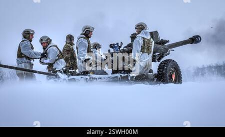 Photo non datée émise par le ministère de la Défense des Commandos de l'armée charger un obusier de 105MM en Norvège. Date d'émission : vendredi 21 février 2025. Banque D'Images