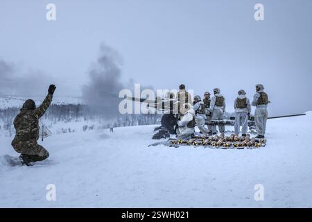 Photo non datée émise par le ministère de la Défense des Commandos de l'armée charger un obusier de 105MM en Norvège. Date d'émission : vendredi 21 février 2025. Banque D'Images