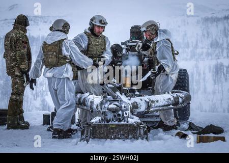 Photo non datée émise par le ministère de la Défense des Commandos de l'armée charger un obusier de 105MM en Norvège. Date d'émission : vendredi 21 février 2025. Banque D'Images
