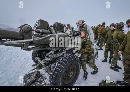 Photo non datée émise par le ministère de la Défense du 29 Commando montrant leurs obusiers de 105MM aux forces norvégiennes en Norvège. Date d'émission : vendredi 21 février 2025. Banque D'Images
