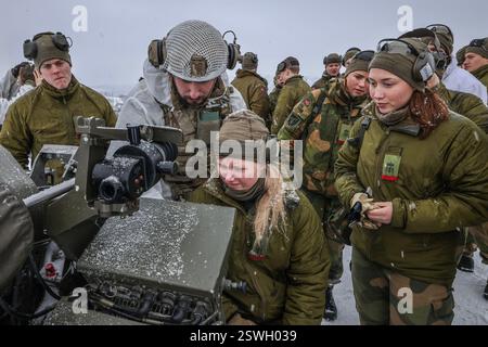 Photo non datée émise par le ministère de la Défense du 29 Commando montrant leurs obusiers de 105MM aux forces norvégiennes en Norvège. Date d'émission : vendredi 21 février 2025. Banque D'Images