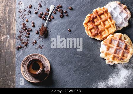 Des gaufres belges et du café Banque D'Images