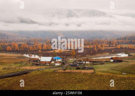 Arrière-pays russe, un village lointain en automne. Banque D'Images