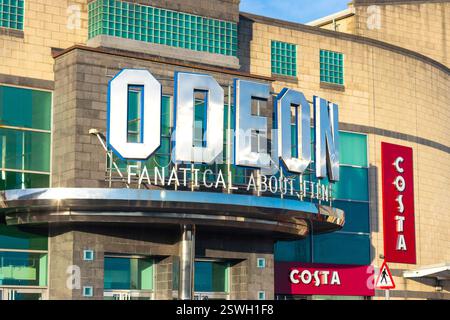 Extérieur du cinéma Odeon avec signalisation distinctive et tour Costa Coffee Shop façade en arrière-plan sur la journée ensoleillée Odeon Silverlink newcastle upon tyne uk Banque D'Images