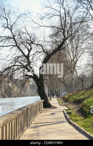 Rues de Tbilissi, la capitale de la Géorgie au début du printemps. Banque D'Images