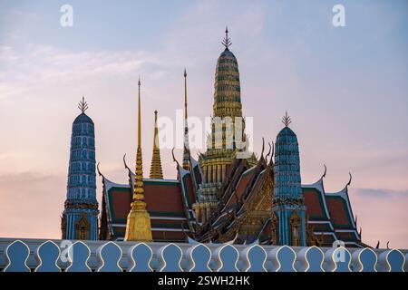 Les flèches majestueuses de Wat Phra Kaew brillent sous le ciel crépusculaire de Bangkok Thaïlande Banque D'Images