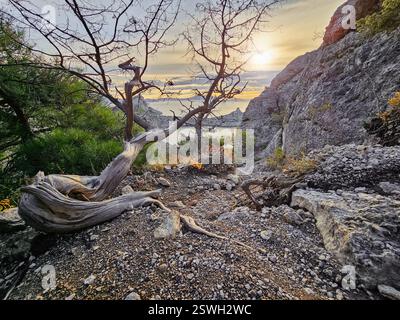 Conduite hors route dangereuse le long du bord de la montagne et des falaises abruptes. Banque D'Images