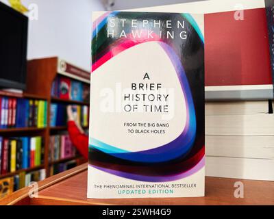 Lviv, Ukraine - 20 février 2025 : une brève histoire du temps par Stephen Hawking. Une édition de poche d'un livre scientifique renommé, affiché sur un libraire Banque D'Images