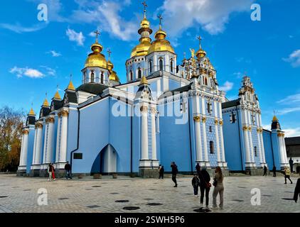 Les visiteurs se promènent à travers les terrains de la cathédrale de Sophia à Kiev, Ukraine le 5 novembre 2023. Banque D'Images