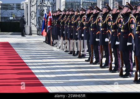 La Garde d'honneur du président slovaque attend l'arrivée du secrétaire général de l'OTAN, Mark Rutte, à une réunion avec le président slovaque Peter Pellegr Banque D'Images