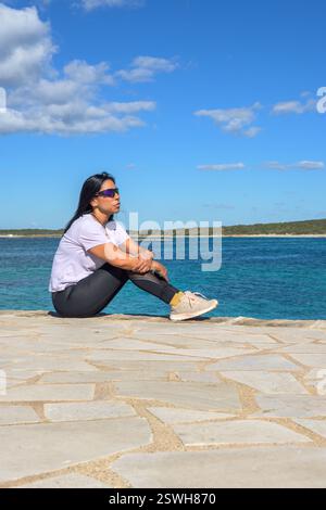 Femme Latina se relaxant sur une jetée à Majorque, Espagne Banque D'Images
