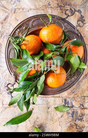Mandarine avec des feuilles Banque D'Images