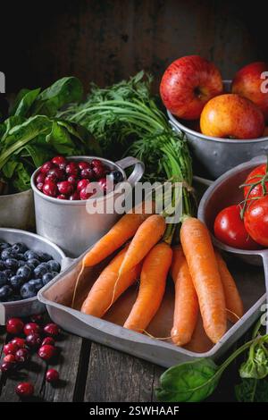 Mélange de fruits, légumes et petits fruits Banque D'Images