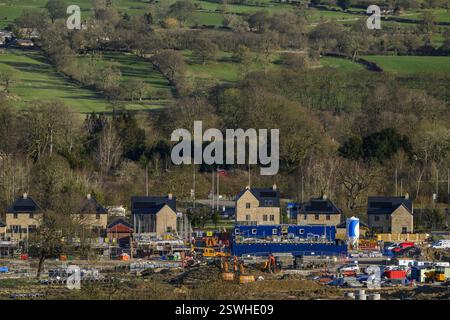 Construire des maisons dans la vallée rurale pittoresque (nouvellement construit, perte de terrain vert et champs) - Burley-in-Wharfedale, West Yorkshire Angleterre Royaume-Uni Banque D'Images